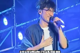 #周传雄回应青花抖音爆火  周传雄真的值得，《青花》旋律一响，青春登场！         #很高兴音乐会