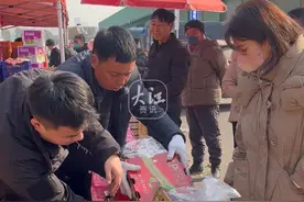 芜湖年货市场年味渐浓
商家：夜里一点半开始营业

临近春节，芜湖农副产品批发市场人头攒动，不少芜湖人已经开始囤年货、准备年夜饭了。视频封面