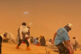 甘肃多地突现沙尘暴，黄沙席卷而来，白天瞬间变“黑夜”，多景区关闭，演唱会取消，歌手周深发文：快到安全的地方躲一躲#甘肃沙尘暴视频封面