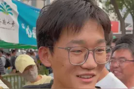 6月9日，山东济南。考生高考时第一次做完化学试卷，淋过雨也要撕碎别人的伞，“明年出题再难一点 加强每一道题”#2025高考视频封面