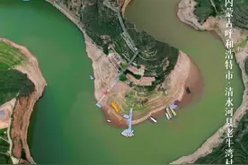 【当长城“遇见”黄河，太惊艳了！】 “黄河九十九道弯，最美不过老牛湾。”在内蒙古呼和浩特老牛湾黄河大峡谷，黄河水在群山间蜿蜒前行，如同一条翠绿的玉带；长城巍然屹立于山崖之上，与黄河景观交相辉映，构成一幅壮美的山水画卷↓↓#山水间的家视频封面
