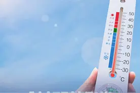 【北京大风过后又遇高温，专家解读】 大风降温过后，北京气温快速攀升，今天（4月15日）最高气温可达32℃。这是否说明北京夏季将近？中国气象频道气象分析师信欣表示，和常年相比，今年热得有点早，但判定入夏仍为时尚早。气象部门提醒，中东部地区气温回升迅猛，但昼夜温差较大，公众早晚出门时仍需做好保暖措施。（气象北京）#今日北京最高温达32℃视频封面