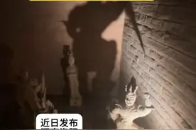 男子在古墓博物馆拍下惊奇的一幕   陶俑手中无剑 影子却手持长剑#古墓 #惊奇的一幕视频封面