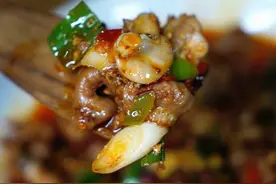爆炒鱼肚 麻辣脆嫩 20块一斤的鱼肚，杀鱼师傅传授地道烹饪做法，用川味佐料一起爆炒，味道麻辣爽口，脆嫩无比，快来尝试一下！#省饭课代表 #各省美食整活天花板 #人间烟火 #好食材好味道 #真材实料才能做出好味道视频封面