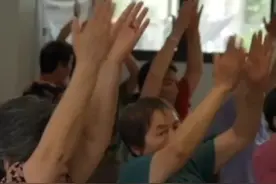 这个摄影展上，他们“看到”了自己。4位讲述者带你探寻“国社之镜·世纪光影”新华社新闻摄影展深圳分展照片背后的故事！（记者：钟焯）视频封面