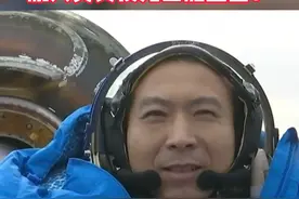 #欢迎费俊龙邓清明张陆回家  ！#神十五航天员着陆后说的第一句话  #航天员费俊龙出舱画面  来了！#费俊龙连说3个很好视频封面
