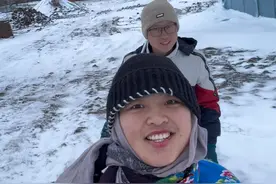 新建的超级大棚碰上了第一场雪，带上新工具，赶紧去清理一下！ #梦儿在北大荒视频封面