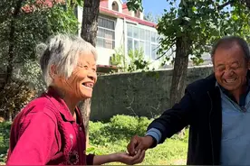 你们多久没有听到吆喝声了，今天带你们感受一下农村的烟火气，带你们感受一下老爸卖豆腐带来的乐趣。#豆腐 #我的乡村生活 #记录美好 #老手艺视频封面