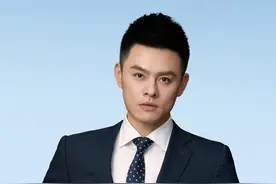 #育见快评  自2013年岁末起，习近平主席连续每年发表新年贺词，为人民点赞、为奋斗聚力。从“撸起袖子加油干”到“我们都是追梦人”再到“只争朝夕，不负韶华”......一字一句都充分体现了习近平主席的谆谆嘱托、殷殷期盼。视频封面