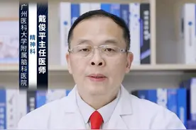 精神分裂症患者为什么会伪装自己 #涨知识 精神分裂症是一种复杂的心理疾病，患者可能会出现幻觉、妄想、情感淡漠、行为异常等症状。其中，伪装自己是一种常见的行为表现，其原因可以从以下几个方面来探讨。
第一，精神分裂症患者可能会因为羞耻感而伪装自己。由于疾病的影响，患者可能会出现一些异常的行为和情绪反应，如突然的大笑、哭泣、言语混乱等。这些症状可能会使患者感到尴尬或羞愧，因此他们可能会试图掩饰自己的症状，以避免被他人嘲笑或排斥。
第二，精神分裂症患者可能会因为恐惧感而伪装自己。由于疾病的影响，患者可能会出现幻觉和妄想，如听到奇怪的声音、看到奇怪的人或事物、有莫名的恐惧等。这些症状可能会使患者感到害怕或不安，因此他们可能会试图掩饰自己的症状，以避免被他人发现自己的“秘密”。
第三，精神分裂症患者还可能会因为缺乏自信而伪装自己。由于疾病的影响，患者可能会出现注意力不集中、思维混乱、记忆力减退等症状，这可能会影响他们的学习和工作能力。因此，患者可能会试图通过伪装自己来掩盖自己的不足，以保持自己的自尊心和自信心。
第四，精神分裂症患者伪装自己的原因比较复杂，可能是由于羞耻感、恐惧感和缺乏自信等原因所致。对于这些患者，我们应该给予更多的关心和支持，帮助他们克服疾病的影响，恢复自信和正常的生活。同时，我们也应该加强对精神分裂症的宣传和教育，减少对患者的歧视和排斥，为他们创造一个更加包容和友好的社会环境。如果发现患者出现精神分裂症的表现，建议及时去医院寻求专业医生的帮助。#换季健康攻略  @创作灵感小助手视频封面