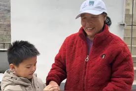 小臭臭抱着阿凯非要回老家，奶奶看到孙子心情大好，看着好温馨视频封面