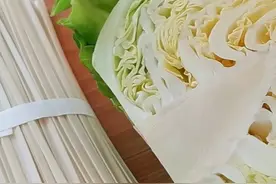 面条不要水煮了，加一个包菜，比吃肉还香，出锅孩子抢着吃，解馋