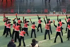 大学生在校园集体舞大赛中，模仿“春晚机器人”跳舞：效果还不错，最终拿下了一等奖。视频封面