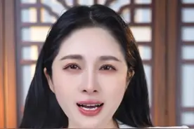 奇女子为同伴两肋插刀，血肉之躯硬挡高铁门 #高铁上的一幕 #女子 #小月说 #抖音热评视频封面