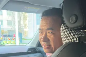 今天来武汉大学，参加校庆季的校友活动！能见到陈东升，孙宏斌，易中天等大佬！#武汉大学  #朱志国  #陈东升  #孙宏斌视频封面