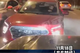 外国男子驾车逆行影响正常车辆通行，期间还两次对正常行驶的司机竖中指#素质与教养 #遵守交通规则文明出行 #社会百态视频封面