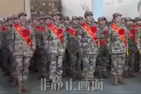【新兵候机时坐如钟站如松 妈妈含泪挥手又轻轻放下】 浙江新兵入伍飞赴西藏 ，杭州机场开辟“绿色通道”欢送新兵。去时懵懂少年，归来顶天立地！
