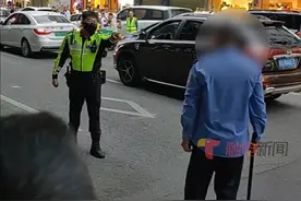 东莞市公安局长安分局11月4日发布警情通报：11月3日16时54分许，李某(男，55岁)身着疑似辅警制服，驾驶一台白色小汽车在长安镇一路口处闯红灯，正在执勤的交警巡逻铁骑将其拦停后，李某从车上拿出黑色短棍欲殴打铁骑队员，铁骑队员果断采取措施，使用胡椒喷雾将其控制，与后续支援警力一并将其带回处理经查，李某非警务辅助人员，当日所着制服为仿制，系其自行在网上购买。目前，公安机关已对李某立案侦查，案件正在进一步侦办中。视频封面