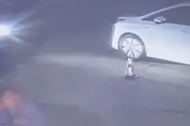 71岁老人怕老板的货淋湿，凌晨3点独自搬货，老板：他月薪3000 家境不差，就是不愿意闲着#大象主播说 @葛浩涵视频封面