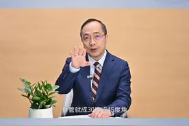 胃食管反流，哪种睡姿舒服一些？ 火箭军特色医学中心胃食管反流病科主任吴继敏称，睡觉时把背垫高，头高脚低的半卧位可以减少胃食管反流症状。而如果采取侧卧睡姿，左侧卧位会比右侧卧位更舒适。视频封面