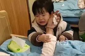 10月23日，江西遂川。妈妈刚生完妹妹手上还有留置针，2岁的女儿看见后，病床前伤心大哭：“你没事吗？妈妈受伤了”视频封面