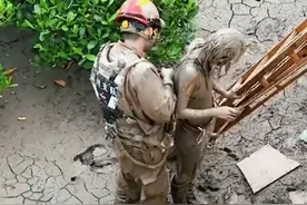 6月26日，浙江温州，17岁女生因感情问题跳入滩涂，被救起时浑身是泥，被围观捂脸着实有点多余。视频封面