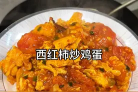 真没想到～把西红柿冻一冻，才是《西红柿炒鸡蛋》好吃的关键！ 冻过的西红柿好去皮，鸡蛋不仅吸饱了汤汁，还能吃到西红柿的口感，就是这个味！#西红柿炒鸡蛋 #下饭神器 #美食教程 #跟抖音学做菜视频封面