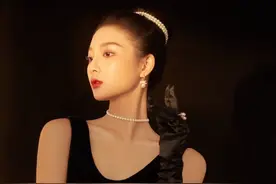 我当然不会试图摘月，我要月亮奔我而来~#奥黛丽赫本 #优雅 #赫本风 #写真 #拍照 视频封面