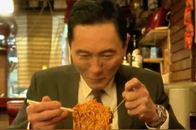 刚吃完变态辣，立刻就喝一口热水 #孤独的美食家 #一起吃饭吧