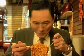 刚吃完变态辣，立刻就喝一口热水 #孤独的美食家 #一起吃饭吧视频封面