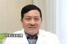 边缘型人格障碍有什么特点 边缘型人格障碍（BPD）的特点主要包括以下几个方面：


情绪方面

• 情绪不稳定：患者的情绪变化非常快速且剧烈，可能在一瞬间从极度兴奋变为极度抑郁或愤怒，且情绪波动的频率很高，通常只持续几个小时，很少超过几天。例如，他们可能因为一件小事就突然陷入深度悲伤，或者在与人发生小冲突后立刻变得愤怒暴躁。

• 易怒：常表现出不恰当的强烈愤怒或难以控制发怒，如经常发脾气、持续发怒、重复性斗殴等。这种愤怒可能毫无预兆地爆发，且很难平息。


人际关系方面

• 害怕被抛弃：极力避免真正的或想象出来的被遗弃，一想到独自一人就会焦虑恐惧。哪怕是很小的分离，如家人因工作离开，也会让他们产生被背叛的感觉，从而做出乞求、威胁自残、发怒等过激行为。

• 理想化与贬低交替：患者会在极端理想化和极端贬低他人之间切换。当他人能满足其情感需求时，他们会极度爱慕和理想化对方；一旦对方稍有差池，在他们眼中就会立刻变成一无是处的人，这种模式使得人际关系非常不稳定且充满压力。


自我认知方面

• 自我形象紊乱：缺乏稳定的自我形象或自我感觉，对自己的认知模糊不清，甚至扭曲，不知道自己是谁、自己想要什么，常处于迷茫状态。这种不稳定性会导致他们在不同情境下频繁改变自己的行为、目标和价值观。

• 空虚感：由于缺乏稳定的自我认知，常感到内心空虚，好像自己不存在或是个假人。他们试图通过建立人际关系来填补这种空虚，但往往难以持久。


行为方面

• 冲动行为：在至少两个方面存在潜在的自我损伤的冲动性，如消费、性行为、物质滥用、鲁莽驾驶、暴食等。这些行为通常是不计后果的，缺乏事先的计划和控制能力，容易给自己带来身体、情感或经济上的伤害。

• 自伤与自杀行为：反复出现自杀行为、自杀姿态或威胁，以及自残行为。他们可能会通过割伤自己、过度饮酒、药物滥用等方式来缓解情绪痛苦，这些行为不仅对自己造成伤害，也让周围的人感到担忧和无助。


其他方面

• 短暂的应激性精神病性症状：在某些应激情况下，可能会出现短暂的与应激有关的偏执观念或严重的分离症状，如过度敏感、多疑、感觉与现实脱节等。#医学知识科普 #边缘型人格障碍 #精神心理健康 #专家说 #好医生视频封面