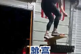 来自美国的小伙Chad Phillips立定跳高至1.219米高的平衡板上打破了#吉尼斯世界纪录 ，根据挑战规则，挑战者跳上平衡板之后需要站立起来才算挑战成功，快艾特你有潜力的好兄弟来试试！#危险动作请勿模仿 #男生减速带视频封面