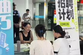 #义乌高铁站变“求职直通车” ！  大专生来义乌工作3年补贴15000元， 本科生来义乌工作3年补贴40000元！（供稿：浙江之声）#你好义乌