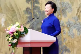 彭丽媛同非洲国家领导人配偶共同出席中非妇女教育主题会议。视频封面