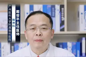应激性创伤心理障碍的4大症状 #涨知识 应激性创伤心理障碍一般是指创伤后应激障碍，症状主要包括闯入性再体验、警觉性增高、回避以及其他症状。创伤后应激障碍是由于受到异乎寻常的威胁性、灾难性心理创伤，导致延迟出现和长期持续的精神障碍。这类事件包括战争、严重事故、地震、被强暴、被绑架等。
第一、闯入性再体验：在重大创伤性事件发生后，患者会有各种形式、反复发生的闯入性再体验出现，以错觉、幻觉构成的创伤性事件重新体验为主。此时患者仿佛又完全身临创伤性事件发生时的情景，重新表现出事件发生时所伴发的各种情感。患者在创伤性事件后，频频出现内容非常清晰、与创伤性事件明确关联的梦境。在梦境中，患者也会反复出现与创伤性事件密切相关的场景，并产生与当时相似的情感体验。因此，患者常常从梦境中惊醒，并在醒后继续主动"延续"被"中断"的场景，并产生强烈的情感体验；
第二、警觉性增高：表现为过度警觉，惊跳反应增强，注意力不集中，易激惹及焦虑情绪和躯体不适症状；
第三、回避：在创伤性事件后，患者对与创伤有关的事物采取持续回避的态度。回避的内容不仅包括具体的场景，还包括有关的想法、感受和话题。同时患者不愿提及有关事件，避免相关交谈，甚至出现相关的"选择性失忆"；
第四、其他症状：在创伤性事件后，抑郁症状是很多创伤后应激障碍患者常见的伴随症状，许多患者难以对事物产生兴趣，与外界疏远、隔离，对未来缺乏思考和规划，会出现思考困难、记忆力下降、注意力难以集中。如果发现患者出现应激性创伤心理障碍的表现，建议及时去医院寻求专业医生的帮助。#换季健康攻略  @创作灵感小助手视频封面