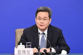 四方面加大支持力度 实打实支持提振消费 #2025全国两会  #全国两会  #聚焦两会视频封面