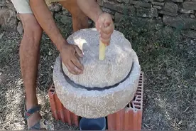 看一眼就少一眼的传统老式石磨打造方式 #传统手艺  #石磨