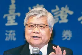 台积电魏哲家： 芯片到了2纳米的时候 先进封装就会至关重要 通过先进封装，我们可以实现在必要处使用高端工艺，在其他部分使用成本更低的工艺来降低整体成本并提高性能。#台积电 #魏哲家 #芯片 #半导体视频封面