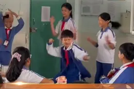 11月16日（发布时间），广东深圳，一小学男生课间跳舞，惊艳周围同学，网友：以为是青铜没想到是王者#学生时代 #纯真童年 @抖音短视频 #深圳视频封面