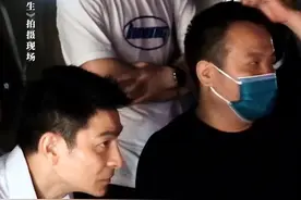 一次次的奔跑摔跤，只为呈现最真实的镜头效果，这是刘德华对表演的尊重与热爱。#电影红毯先生