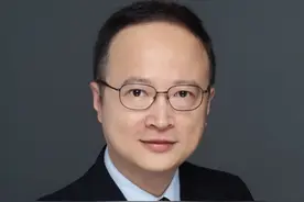 老人家意外跌倒，这个姿势能让你少受罪 跌倒时，正确的姿势可以大大降低受伤风险。这个视频将为你揭秘最安全的跌倒姿势，教你如何在意外发生时保护好自己。#抖出健康知识宝藏 #跌倒 #老人健康 #健康养生 #科普一下视频封面