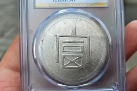 朋友孩子结婚随礼五千，自己生孩子就送一块银子，朋友忘恩负义？