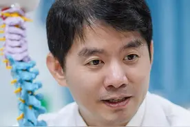 #腰椎间盘突出  出现手麻脚麻是比较严重的情况了，必要时可以行微创手术治疗#梁昌详医生 #脊柱健康 #硬核健康科普行动视频封面
