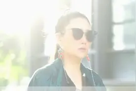 有一位奢侈品设计师是被中国风成就的，他就是Dior的海盗爷！他身上大胆的艺术造诣，是值得每一位设计师们学习和借鉴的。#海盗爷时期的dior视频封面