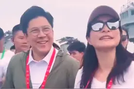 7月6日，霍启刚郭晶晶夫妇来到山东舰参观，在山东舰甲板上参观的过程中，郭晶晶还提出了自己的疑问，“为什么叫山东舰？”官方给出了权威解答↓↓#山东舰访港  #霍启刚  #郭晶晶  #霍启刚夫妇参观山东舰  #香港