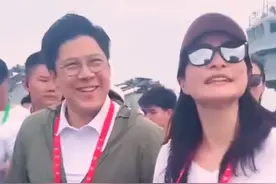 7月6日，霍启刚郭晶晶夫妇来到山东舰参观，在山东舰甲板上参观的过程中，郭晶晶还提出了自己的疑问，“为什么叫山东舰？”官方给出了权威解答↓↓#山东舰访港  #霍启刚  #郭晶晶  #霍启刚夫妇参观山东舰  #香港