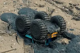 不清楚的地形不要乱去开啊，搞了半天才把车弄出来，一身泥。 #KKRC潜伏者 #rc #模型 #水陆两栖 #遥控车视频封面