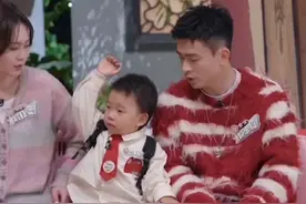 小艾登用羽毛球拍打气球，一个扣杀给#魏晨 惊呆了#郑思维