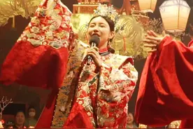 第一次见婚礼敬酒用真家伙敬的 #婚礼现场 #干杯 #豪爽 #女侠视频封面