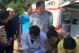 杭州老伯心跳骤停，幸好遇上正在登山的白衣天使。医生用铁丝支撑导管，抢救成功！（来源：都市快报）#传递正能量 #浙江dou知道 视频封面